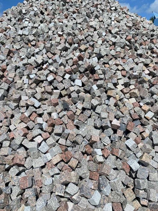 unikatowa i solidna kostka granitowa 4/6cm surowo łupana mieszanka kolorów szwedzkich