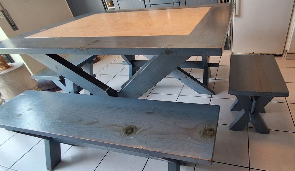 Mesa de Jantar/Cozinha em Pinho Maciço e Mármore + 4 Bancos
