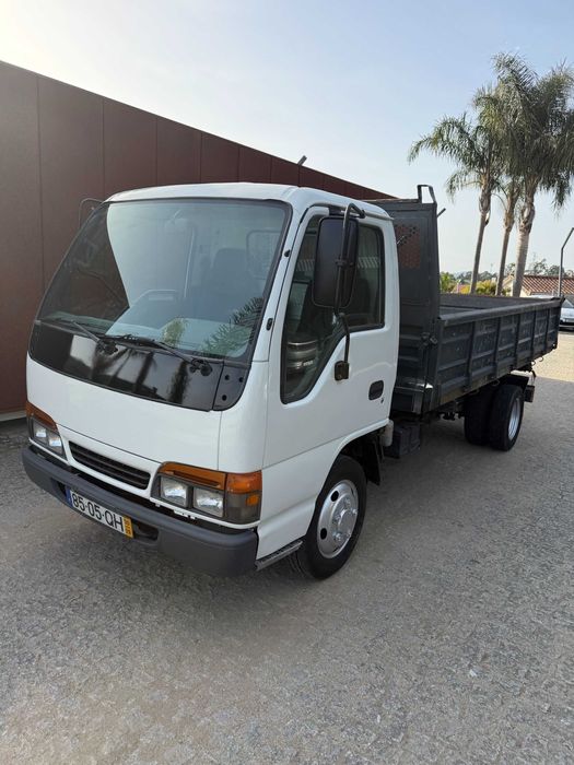 Carrinha isuzu tribasculante