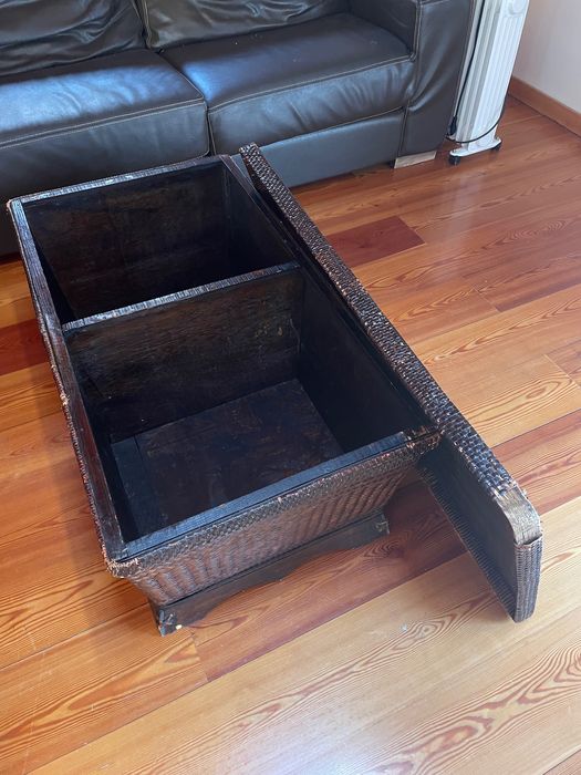 Mesa com espaço para arrumação