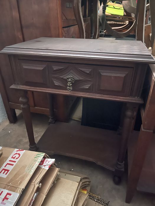 Mesinha de cabeceira antiga