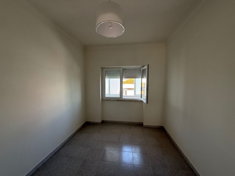 Em pelo centro de Almada arrenda-se T2