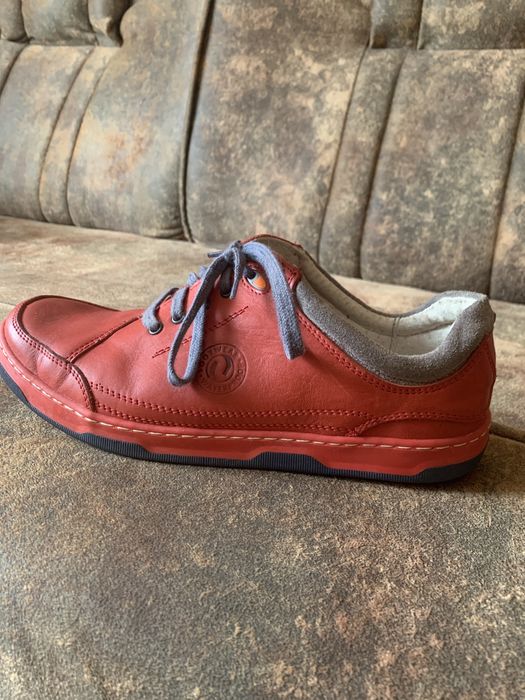 Продам кросівки червоного кольору.