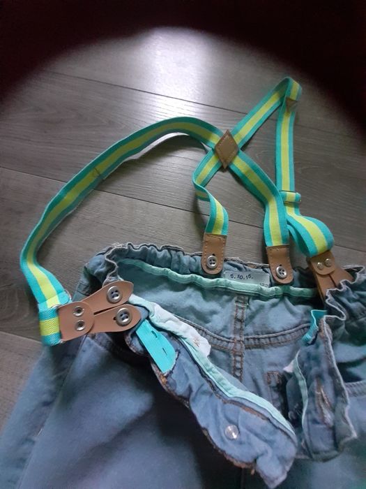 Spodnie jeansowe z szelkami rozmiar 122