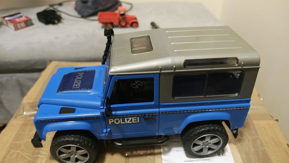 Bruder land rover
