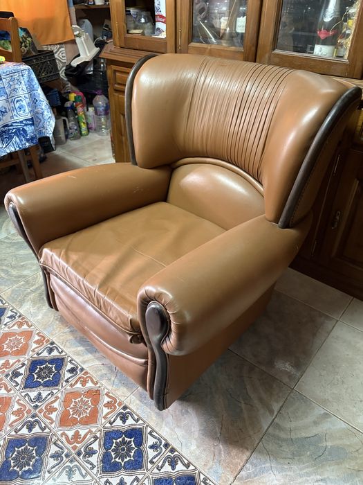 Sofa em couro 2 de 1 lugar e 1 de  3 lugares