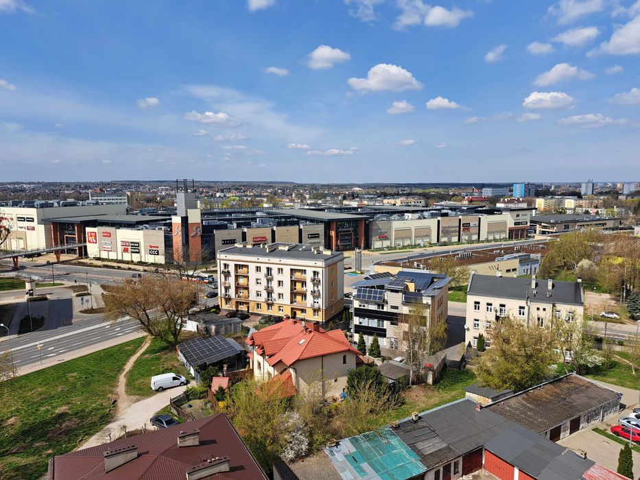 Wynajmę mieszkanie ok. 65 m2  w Radomiu. Centrum. 3 pokoje + kuchnia + łazienka. Na 100% wyposażone. Obok Galeria Słoneczna. Dostępne od teraz.