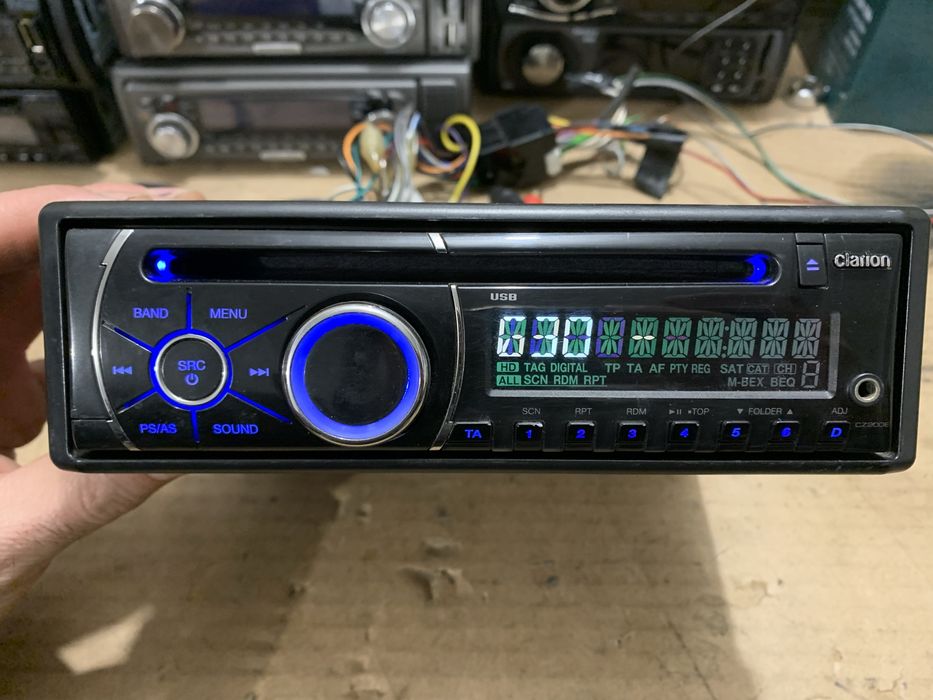 Автомагнітола магнітола Clarion CZ200E