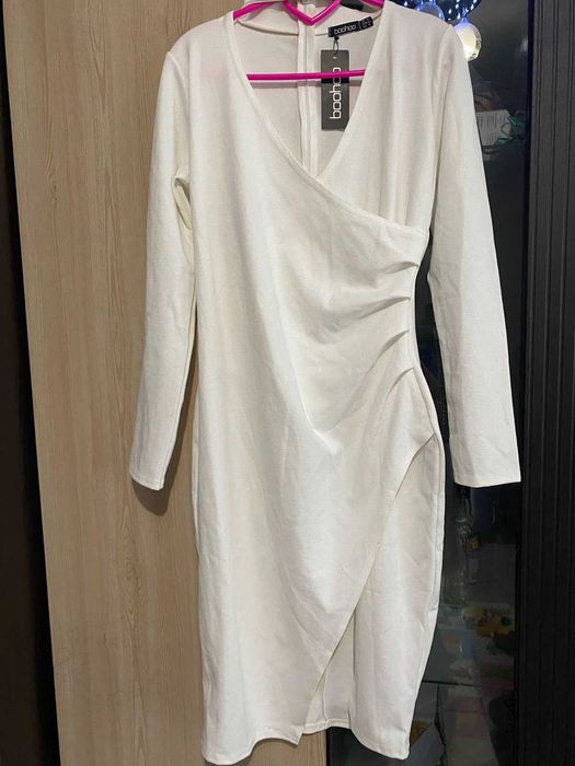 Біла сукня від BOOHOO