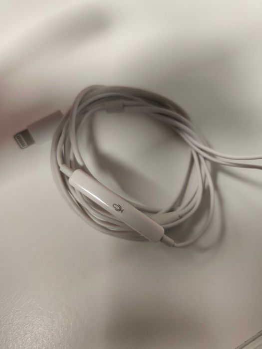 Auriculares EarPods APPLE (Lightning Connector)