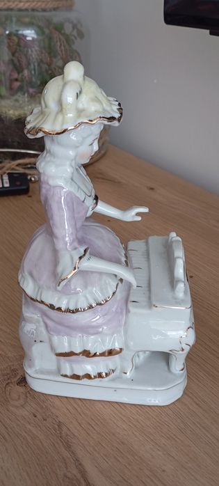 Figurka porcelanowa kobieta grająca na klwesynie