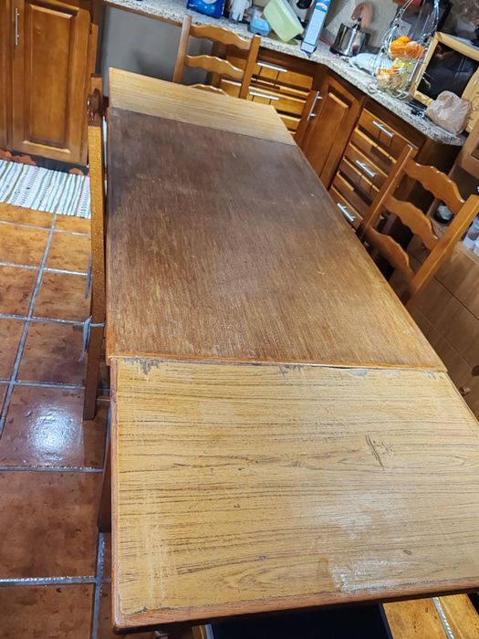 Vendo mesa de jantar em madeira com 6 cadeiras