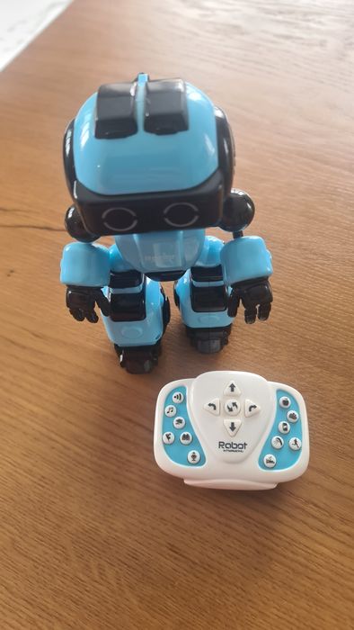 Робот на пульте.