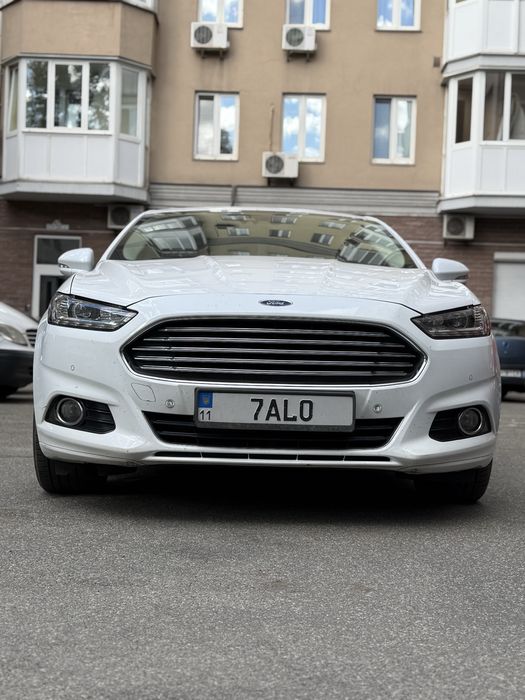 Ford Mondeo, європейська версія. Комфортне, тихе та зручне авто. Перша реєстрація — листопад 2016 року. Максимальна комплектація.

Технічні характеристики
Дизельний двигун. Запас ходу 700–800 км. Два ключі. Найближчі 10 000 км автомобіль не потребує жодних вкладень.

Салон та комфорт
Салон шкіра та алькантара. Підігрів передніх і задніх сидінь, керма та лобового скла. Двозонний клімат-контроль з обдувом для задніх пасажирів. Подвійне скління та посилена шумоізоляція. Глухе тонування. Сабвуфер у багажнику. Розетка 220 В.

Безпека та оптика
LED поворотні фари. Задні ремені безпеки з вмонтованими подушками безпеки. Автопарковка.

Багажник і практичність
Багажник відкривається разом зі склом. Сидіння складаються, що дозволяє перевозити великі речі. Основні елементи автомобіля обклеєні бронеплівкою.

Обслуговування
Починаючи з травня 2025 року автомобіль обслуговувався на офіційному СТО Ford на Почайні. Замінено навісне обладнання, помпу, клапан EGR, термостат, мастило в коробці, фільтри та щітки склоочисників. Усі роботи підтверджені накладними та актами виконаних робіт. 

Додатково
Є комплект свіжої літньої гуми. За потреби безоплатно додам кріплення для багажника на дах та комплект килимків.

Мінуси
Є тріщина на лобовому склі, при цьому обігрів працює. Також є вм’ятина на задньому бампері.

Умови продажу
Ціна обговорюється, готовий до торгу. Прошу телефонувати звичайним дзвінком, повідомлення  можу не побачити. Продаж тільки з переоформленням.