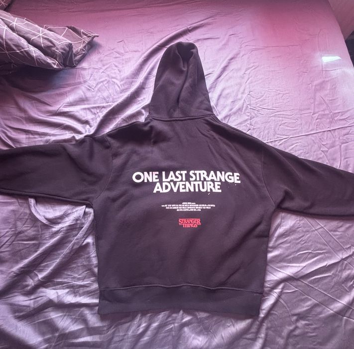 Czarna bluza z kapturem Stranger Things Pull&Bear