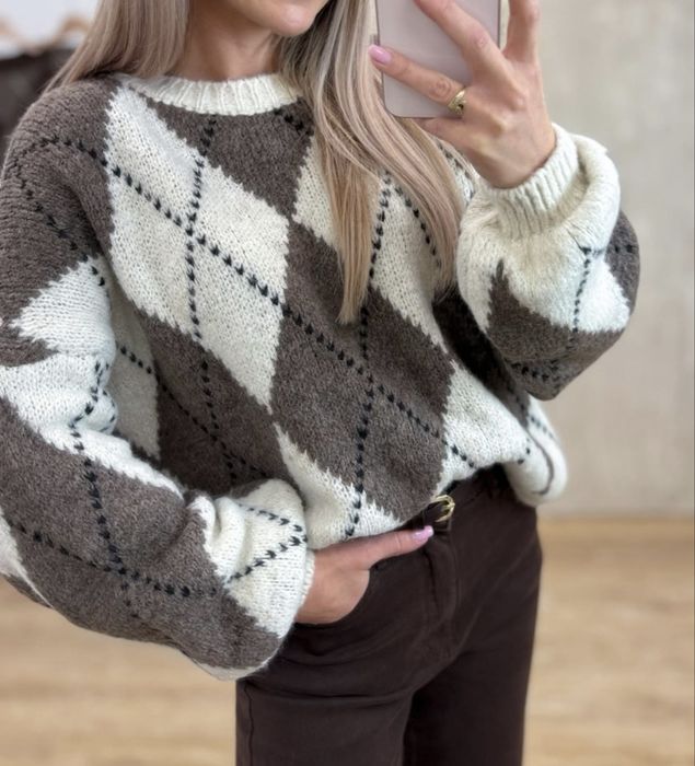 Sweter w romby mięsisty