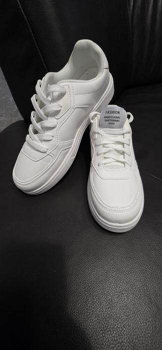 Продам белоснежные красовки