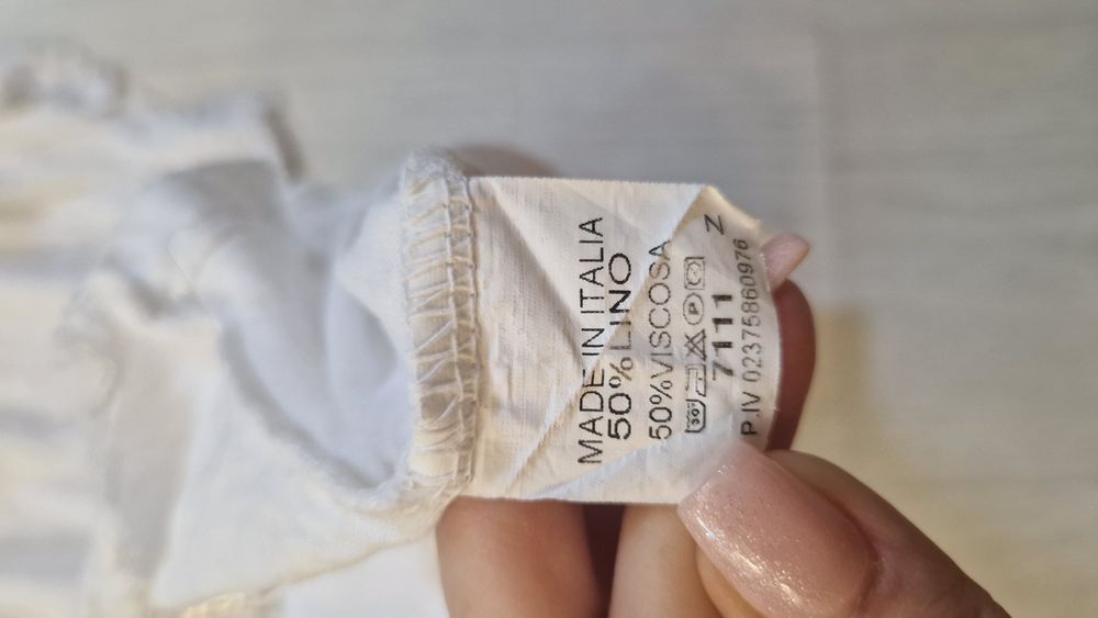 Bluzka z ozdobną kieszonką oraz lamówką przy dekolcie s/m
