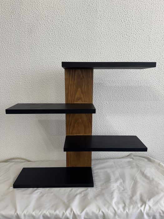 Prateleira de madeira artesanal com design moderno