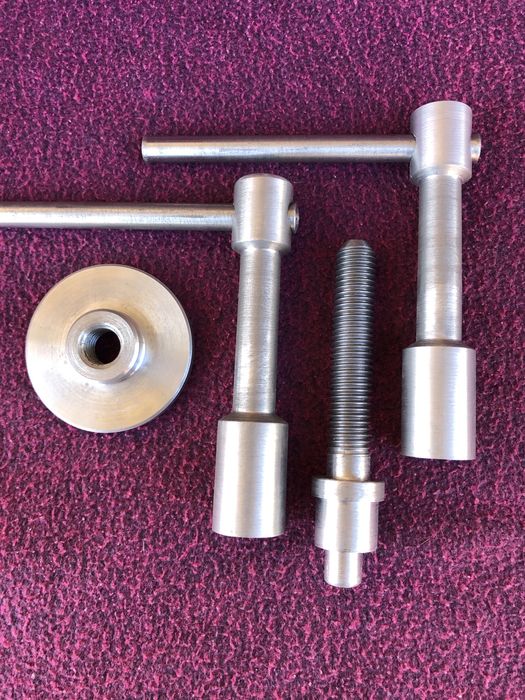 Винтовой замок на шпугу,петли дверные