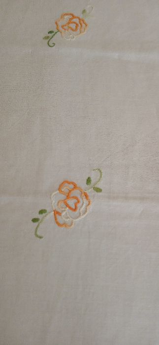 Naperon bordado e debruado a crochet