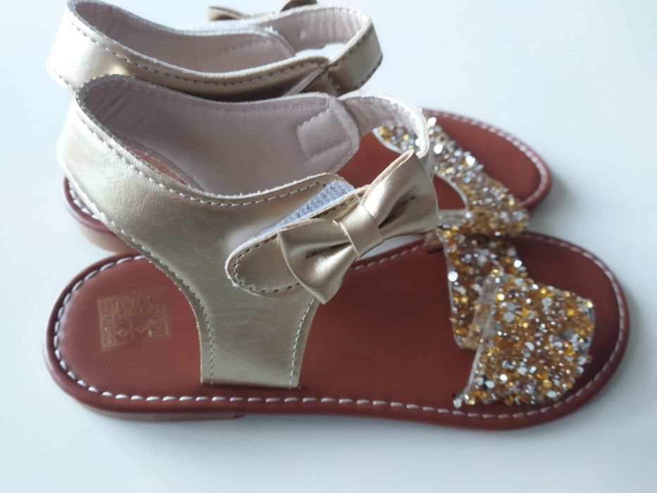 Sandálias douradas novas 35