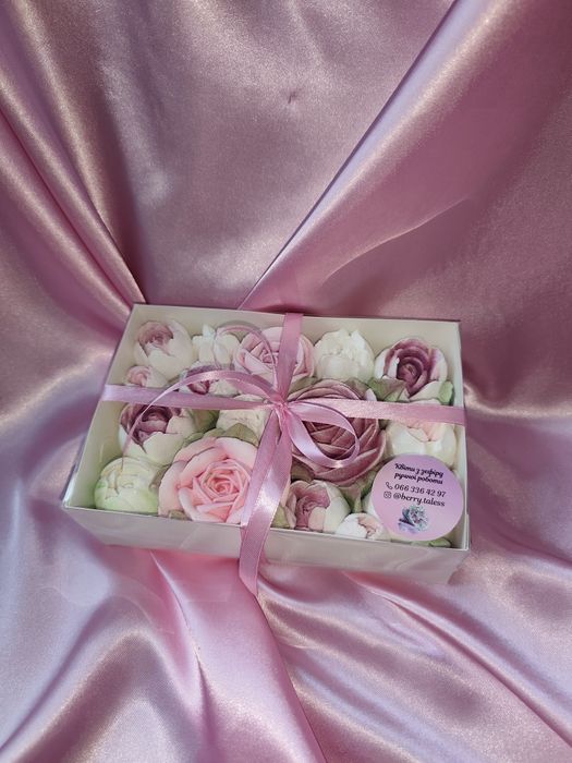 Квіти із зефіру у коробочці з прозорою кришкою