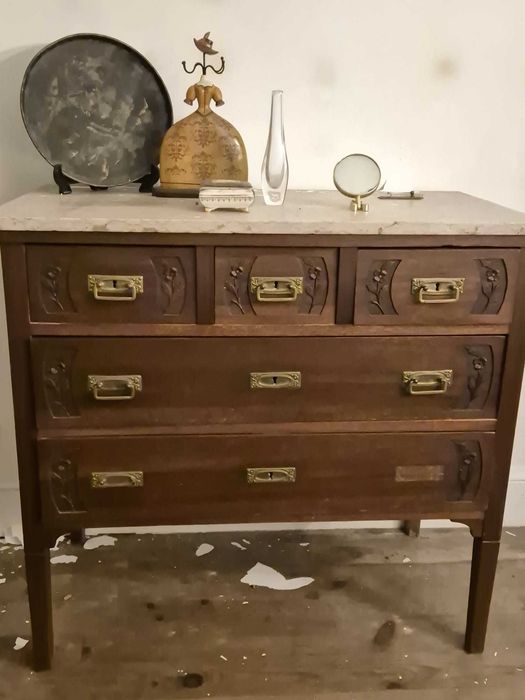 Cómoda antiga em madeira com tampo em pedra