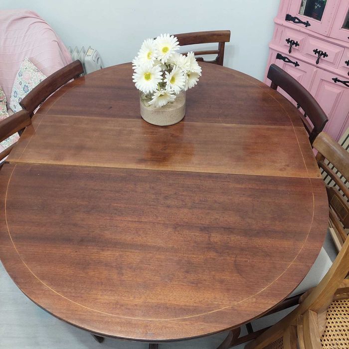 Vendo Mesa e 8 cadeiras usadas