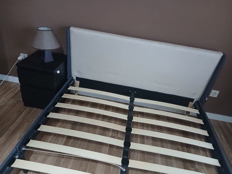 Cama 140x190cm com colchão e mesa de apoio