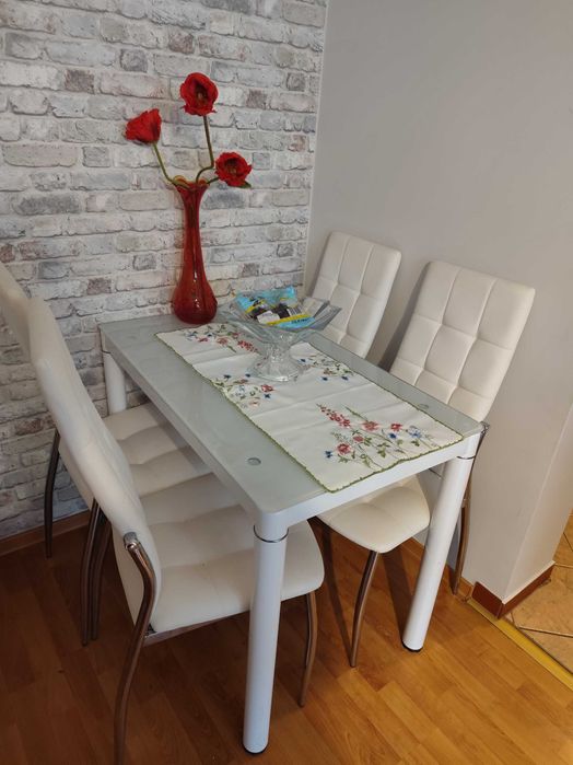 Biały szklany Stół ( bez krzeseł)