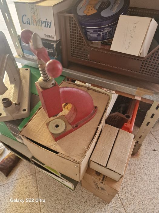 Maquina de pregar molas e maqu de forrar botões