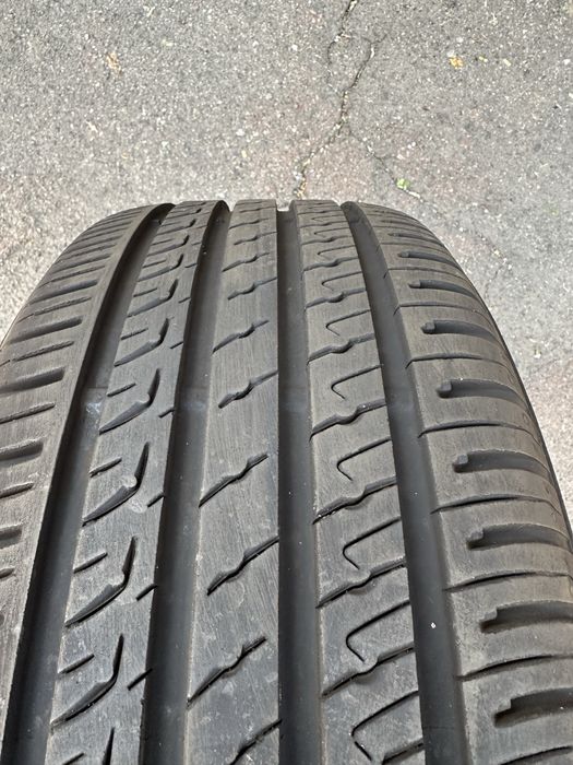 Продам майже нові літні шини Barum Bravuris 5HM 235/50 R19
