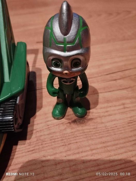 Carro dos PJ Masks + personagem Greg, o lagarto