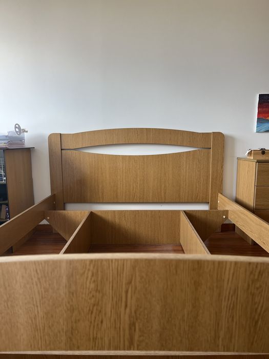 Cama casal + Mesinha cabeceira