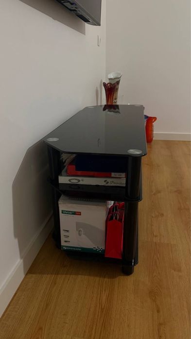 Скляний стіл-підставка для телевізора