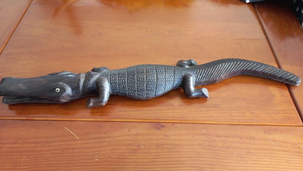 Crocodilo em madeira preta