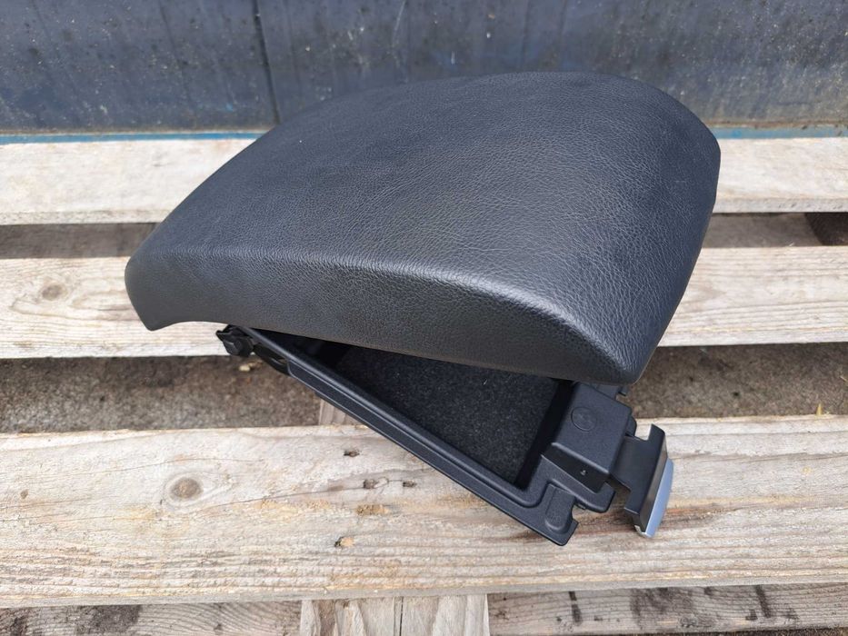 Podłokietnik Ford Mondeo Mk4 CM21-R044C82-A