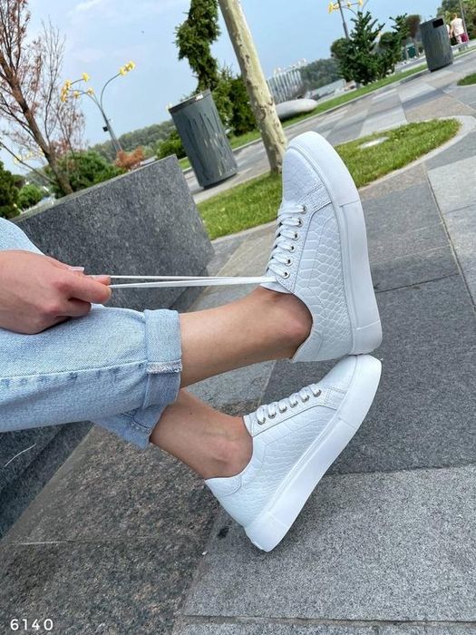 Базові шкіряні білі кеди