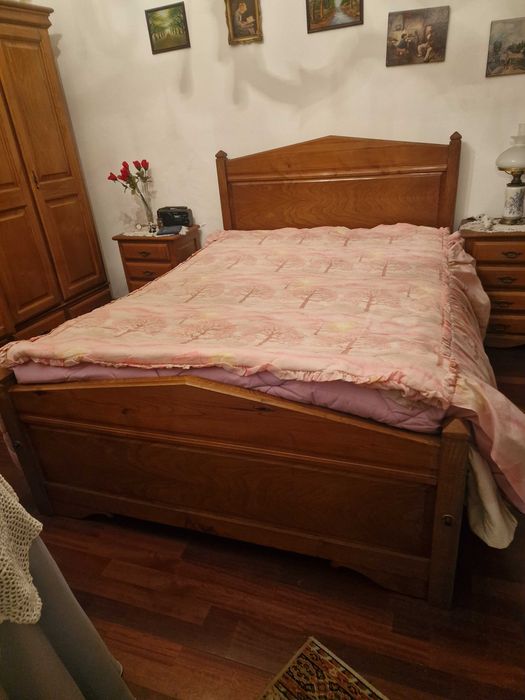 Cama de casal em Madeira Maciça
