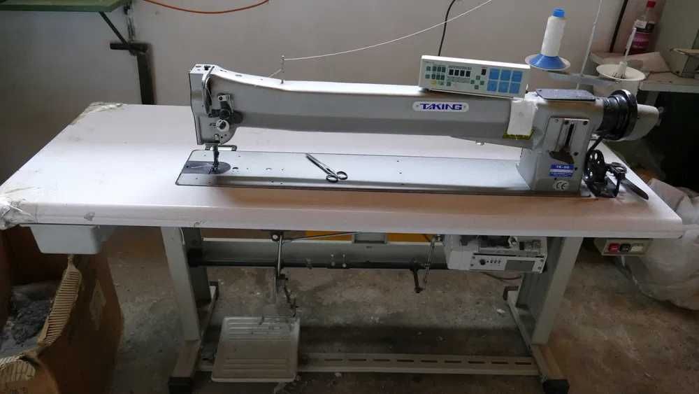 Maquina custura industrial de braço longo.
