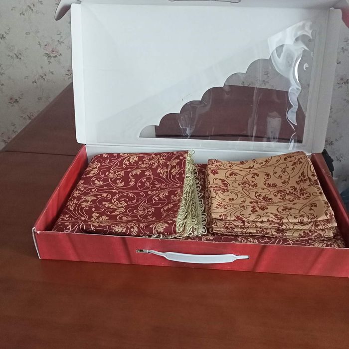 Продам красивый подарочный комплект скатерть 2 х 1.6 салфетки 6 ед х 4