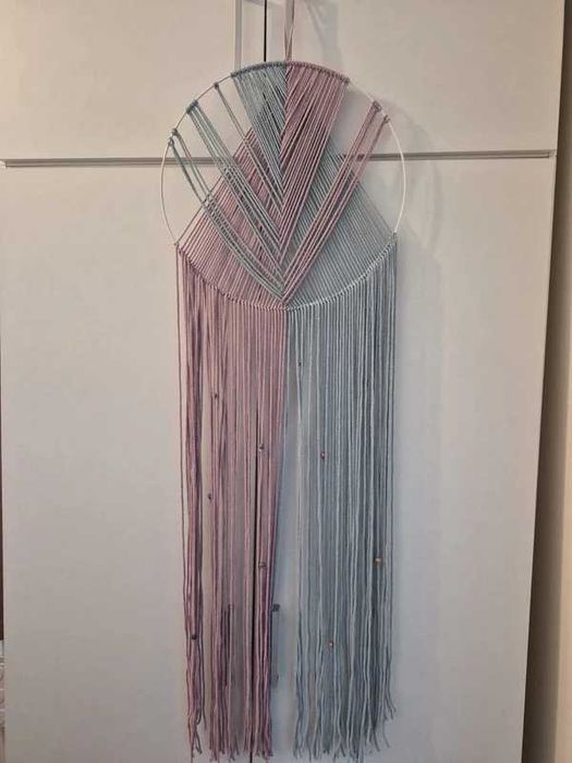 Ręcznie wykonana makrama geometryczna na kole – dekoracja ścienna boho, róż i błękit