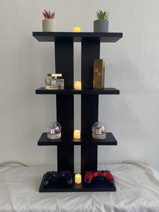 Prateleira de madeira artesanal com design moderno