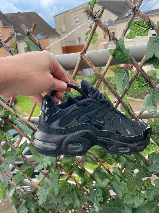 Stealthy Sophistication Nike Air Max Plus TN Black Edition 40