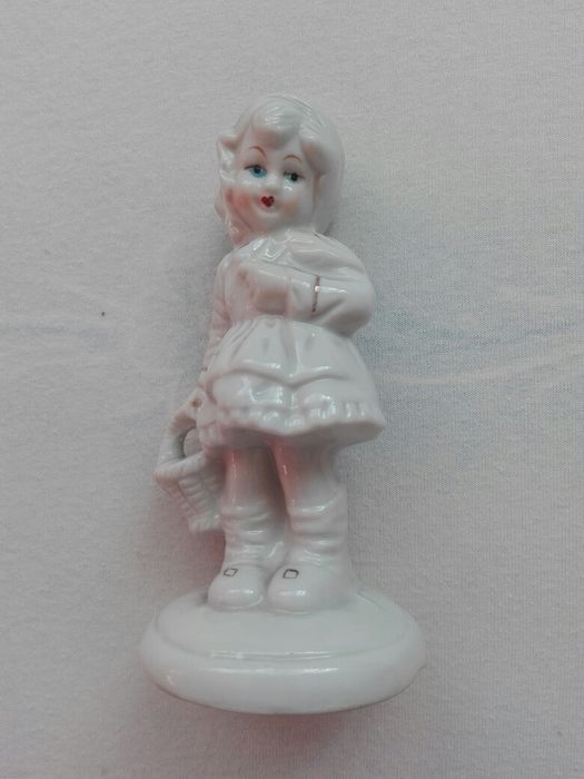 Stara śliczna figurka porcelanowa - dziewczynka