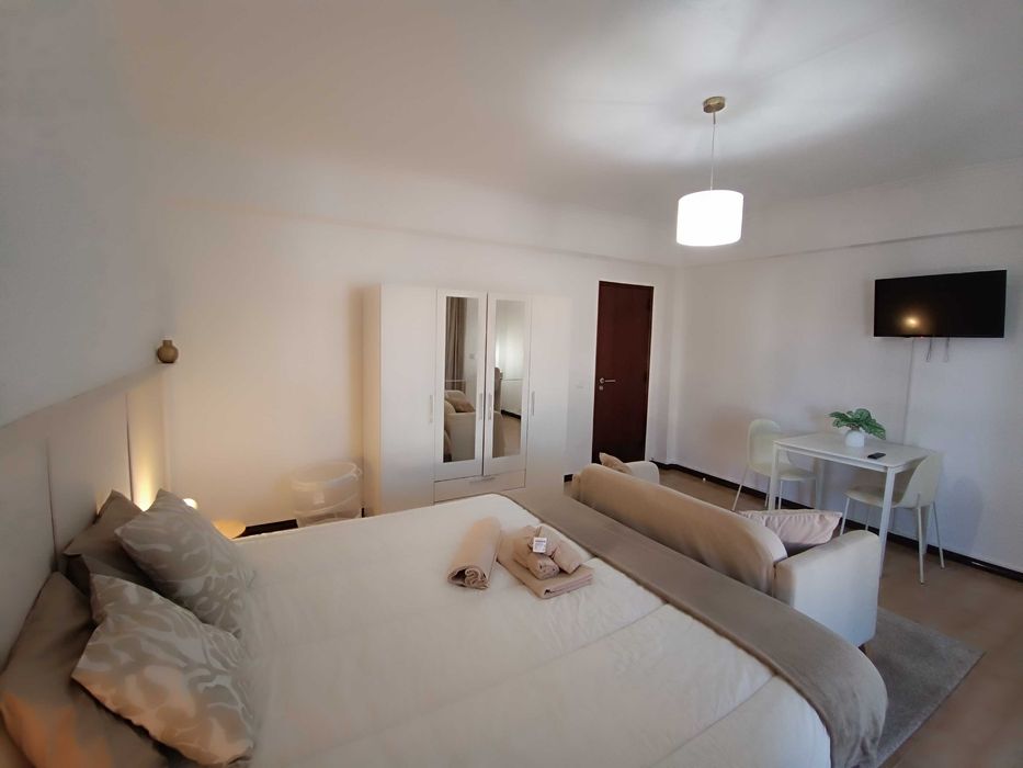 Quarto Suíte de Casal Totalmente mobilado e com Marquise em Alhos Vedros - Moita - a 6 minutos da estação de comboios