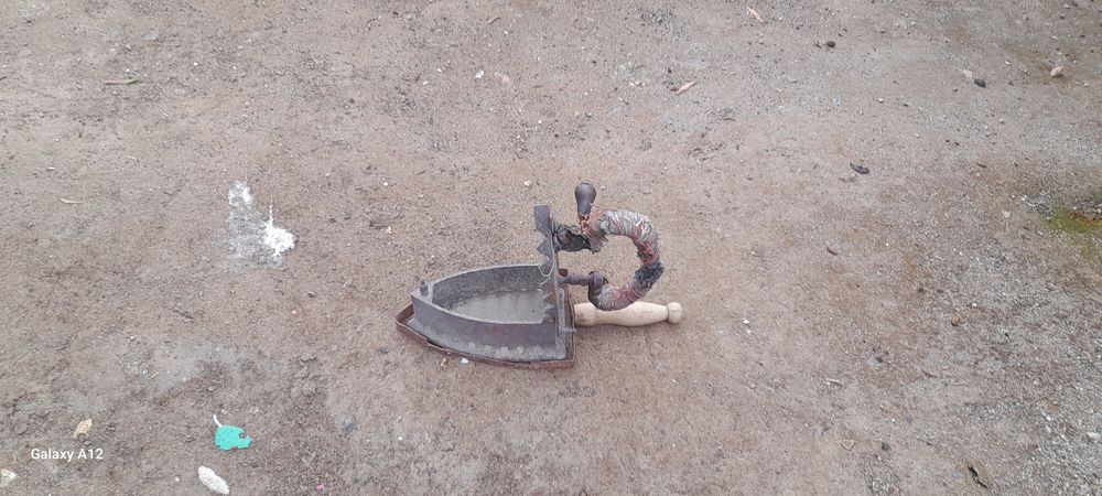 Ferro de engomar antigo