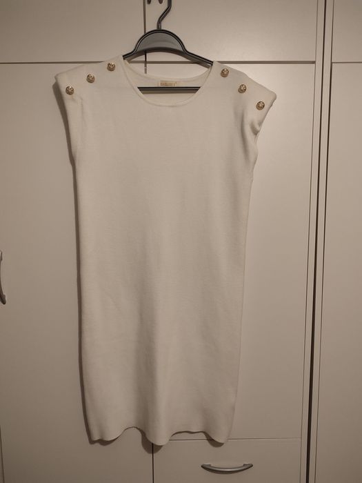 Biała sukienka dopasowana