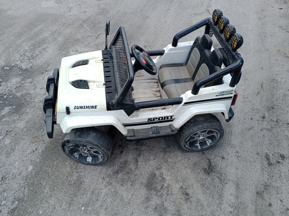 Дитячий автомобіль на пульті